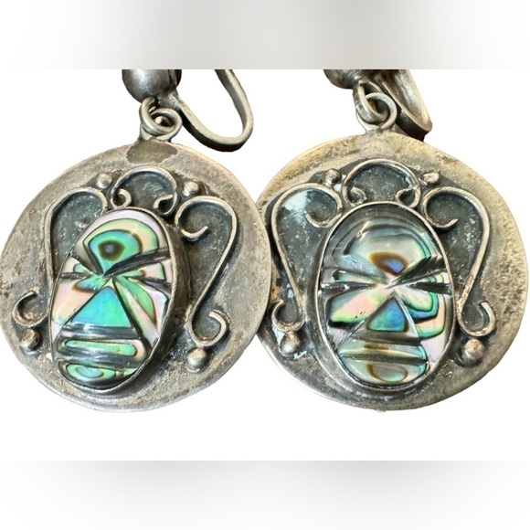 Taxco | 1940’s Carved Abalone Aztec Warrior Sterling Screw-Back Earrings - Picture 4 of 9